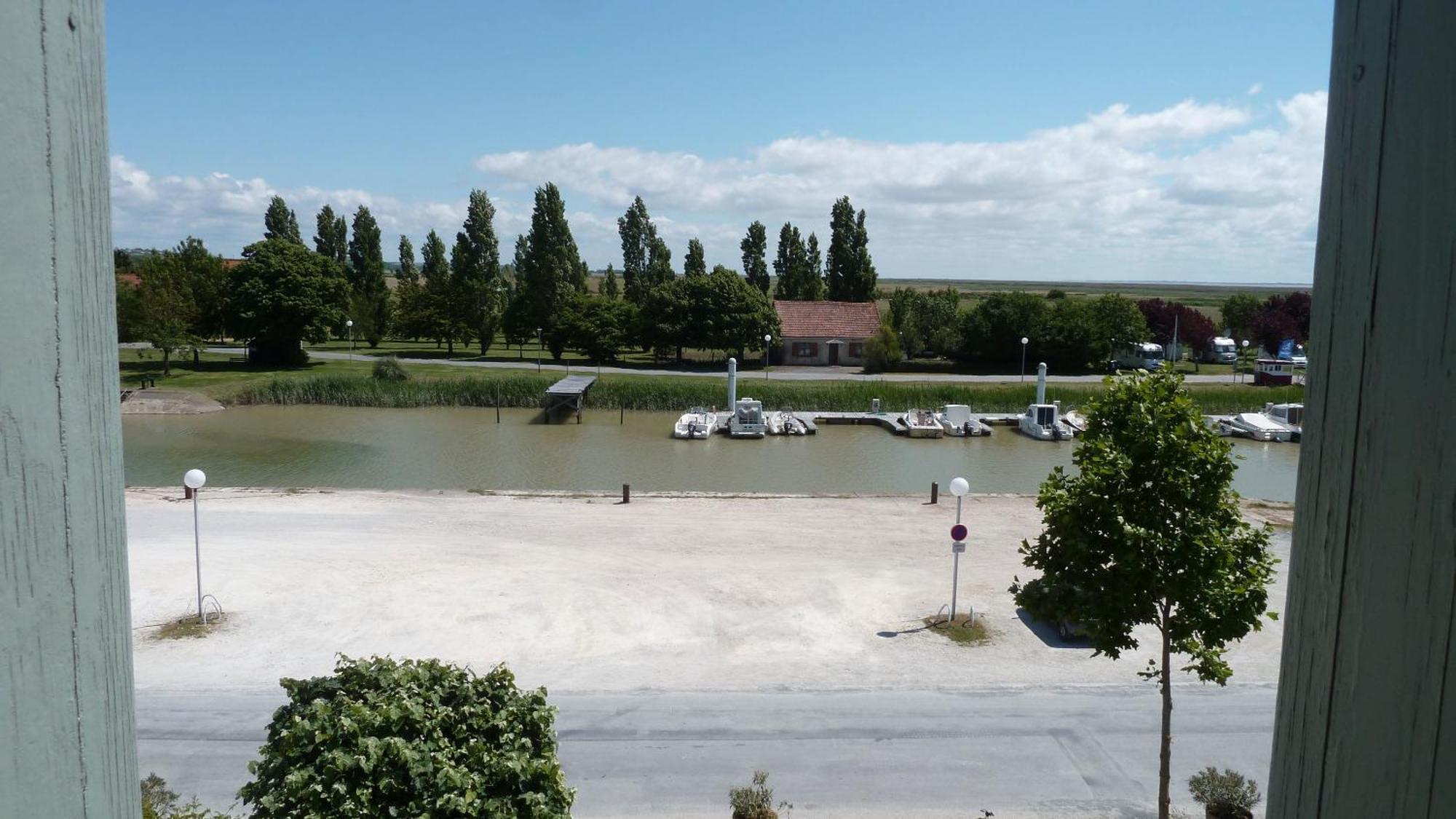 Le Domaine Du Meunier Ξενοδοχείο Mortagne-sur-Gironde Δωμάτιο φωτογραφία